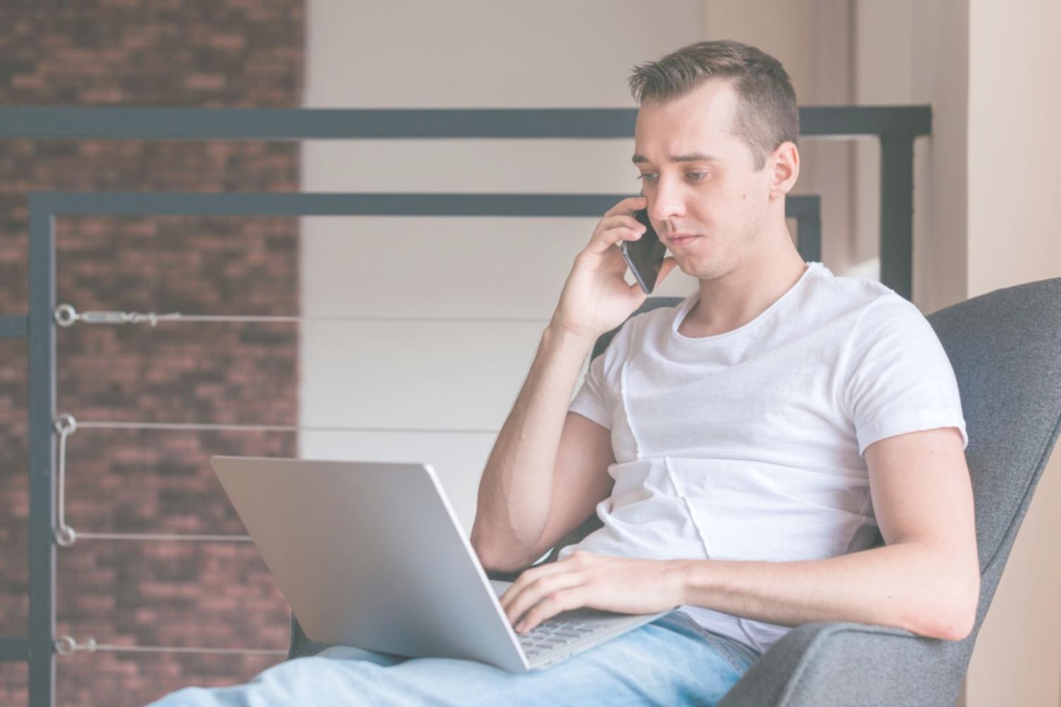 Freiberuflerin beim Überprüfen ihrer Geschäftszahlen am Laptop