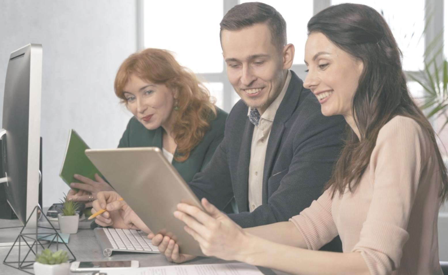 Jungunternehmer arbeitet an Finanzplanung im modernen Büro